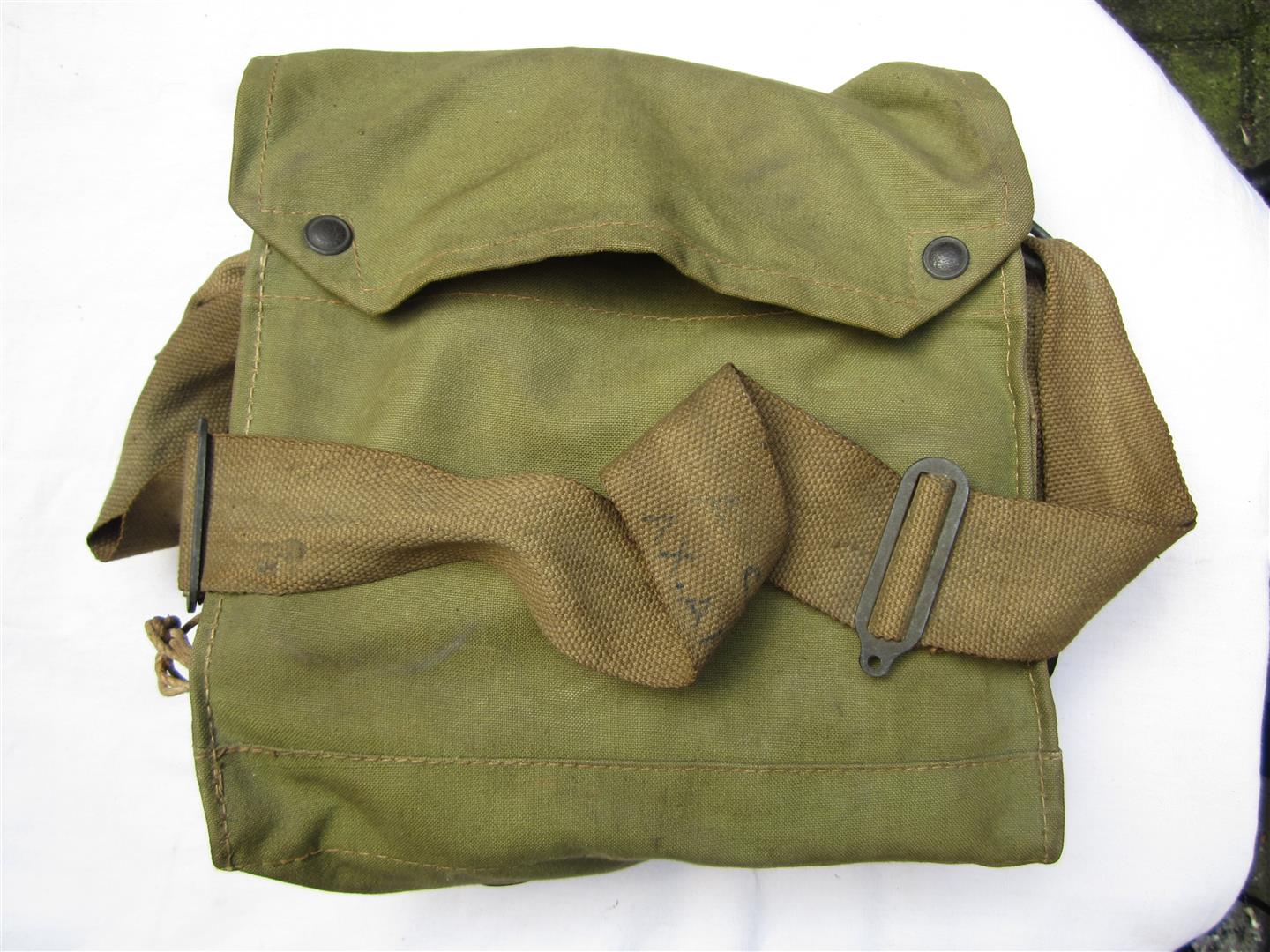 Captain Jacks Militaria WW2 British Gasmask & Bag